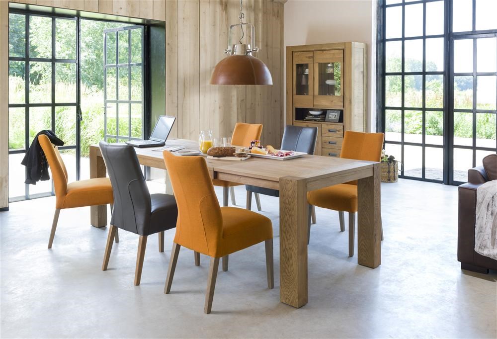 Standard rental set - Oakwood dining room table and chairs